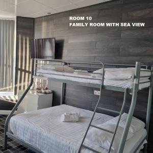 布莱克浦The Royal Windsor Hotel的海景客房 - 带两张双层床