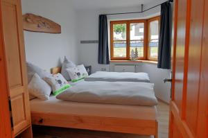 巴特拜尔索因Ammervital - Apartments的带窗户的客房内的两张床