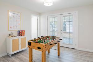 莫比尔House in Mobile Newly Renovated! Quiet & Centrally Located!的一间游戏室,桌上放着一个桌上的桌上足球