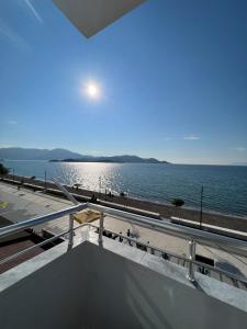 费特希耶伊布拉希姆贝酒店的阳台享有海景。