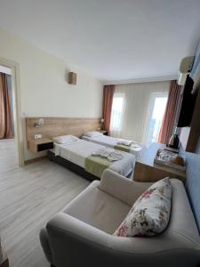费特希耶伊布拉希姆贝酒店的酒店客房,设有两张床和一张沙发