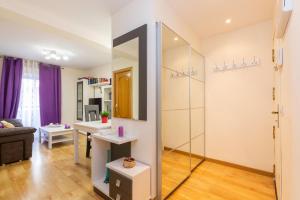 马德里Apartamento Puente de Segovia的一间位于客房内的玻璃淋浴间的浴室