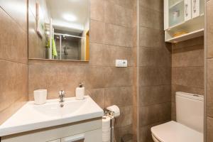 马德里Apartamento Puente de Segovia的一间带水槽和卫生间的浴室