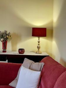 哈尔基斯Lefkandi Family House的客厅配有红色的沙发和灯具
