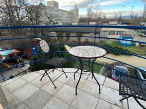 布达佩斯Hermina apartmanház的阳台配有桌椅。