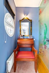 凯米Villa serenity的蓝色房间的一个红色长凳,配有镜子