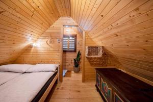 戈雷尼斯卡地区采尔克列Lunela estate with sauna的小木屋内一间卧室,配有一张床