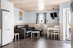 孙讷First Camp Sunne - Fryksdalen的客厅配有黑色沙发和桌子