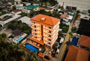 华欣Sky Villa Hua Hin Guesthouse - Adults-Only的享有带橙色屋顶的建筑的顶部景色