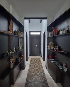 卡布拉斯sa ribera的走廊上的门和房间里地毯