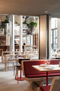 里昂Pilo Lyon的餐厅设有桌椅和窗户。