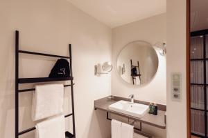 汉堡汉堡伽斯特维克酒店的一间带水槽和镜子的浴室