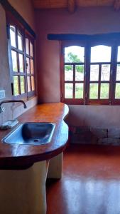 蒂尔卡拉MAMAICUNA CABAÑA的带水槽的厨房和2扇窗户