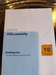 凯米Villa serenity的上面有数字的白色标志