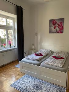 Bad SauerbrunnVilla Reder的一间卧室配有两张带红色餐巾的床。