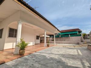 芙蓉Cozy Spacious seremban Bangalow Taman Rasah的白色的房子,带有庭院和建筑