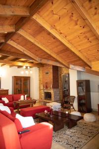 弗洛里纳Soffitta House Sofi!的客厅设有红色的沙发和壁炉