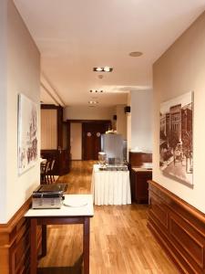 莫斯塔尔布里斯都酒店的一间带桌子的客厅和一间带桌子的房间