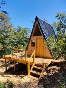 斯韦伦丹Gaia A-frame cabin的小屋设有木门廊和甲板
