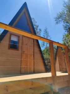 斯韦伦丹Gaia A-frame cabin的享有带倾斜屋顶的小屋的景致