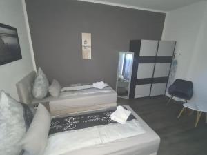 贝恩堡Apartament Suite 2的一间带两张床和电视的客厅