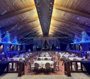 惠灵Oglebay Resort的宴会厅配有桌椅和灯光
