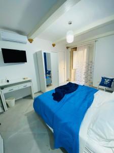 锡拉库扎Casa 68 Ortigia的一间卧室配有蓝色的床和电视