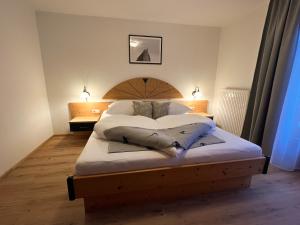 毛拉赫LUSE Living的一间卧室配有一张带两个枕头的床
