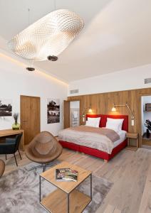 AtzenbruggHotel Diamond Country Club的一间卧室设有一张床和一间客厅。