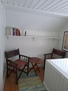 Röda villan的客厅配有两把椅子和一张桌子