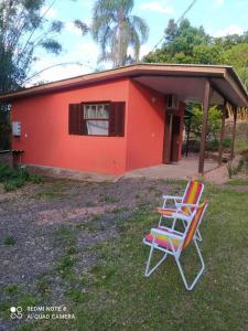 伊格雷日尼亚Casa Hermosa的红房子前面的两把椅子