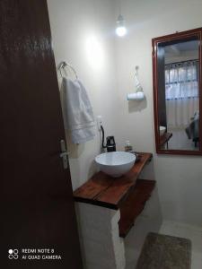 伊格雷日尼亚Casa Hermosa的一间带水槽和镜子的浴室