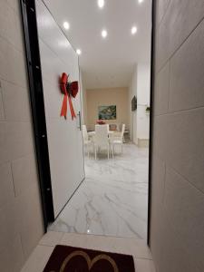 巴列塔Maison Riefolo的走廊上设有镜子和用餐室