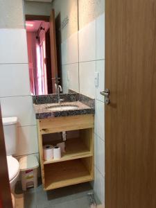 路易斯科雷亚Apartamento em Luís Correia的一间带水槽、卫生间和镜子的浴室