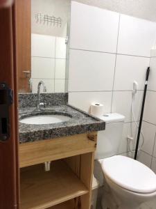 路易斯科雷亚Apartamento em Luís Correia的一间带水槽和卫生间的浴室