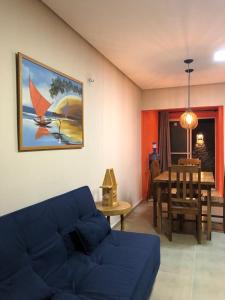 路易斯科雷亚Apartamento em Luís Correia的客厅配有蓝色的沙发和桌子