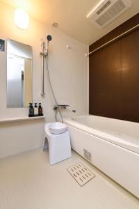 东京ENT TERRACE AKIHABARA的浴室配有卫生间、浴缸和水槽。