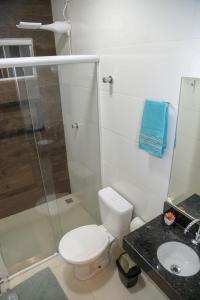 帕尔马斯Casa Pequena, Completa e Aconchegante - Tiny House的浴室配有卫生间、淋浴和盥洗盆。