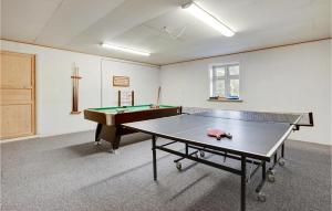 格林斯泰兹Gorgeous Home In Grindsted With Wifi的一间空房间,里面装有乒乓球桌