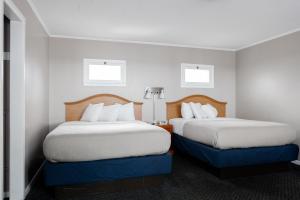 乔治湖海军上将汽车旅馆的酒店客房带两张床和两个窗户