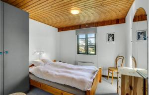 韦斯特维3 Bedroom Beautiful Home In Vestervig的一间卧室设有一张床和木制天花板