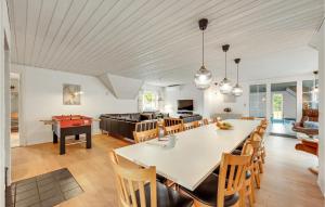 Øby乌尔夫堡巴比维十号度假屋的用餐室以及带大桌子和椅子的厨房