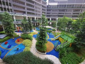 吉隆坡Aishiteru Homestay的大楼内游乐场的空中景致