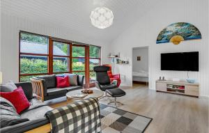 KelstrupCozy Home In Haderslev With Kitchen的带沙发和电视的客厅