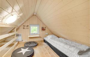 KølkærBeautiful Home In Herning With Kitchen的小房间,设有床和梯子