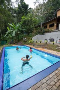 Eratnagoda库鲁甘加别墅旅馆的一群人在游泳池玩耍