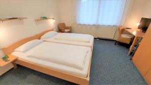 兰河畔马尔堡Gästehaus TABOR的一间卧室配有两张床和一张书桌