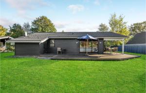 斯劳厄尔瑟Gorgeous Home In Slagelse With Kitchen的院子里带雨伞的黑色房子