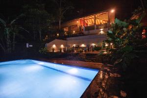 Eratnagoda库鲁甘加别墅旅馆的夜间在房子前面的游泳池