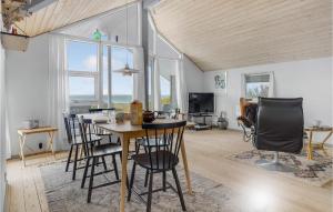 斯劳厄尔瑟Cozy Home In Slagelse With Kitchen的一间带桌椅的用餐室